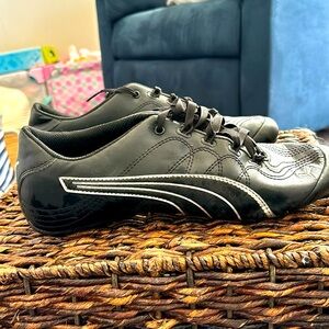 Puma like new black sneaker